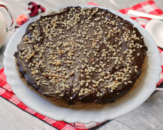 Immagine di Torta al cioccolato con frutti di bosco e arachidi